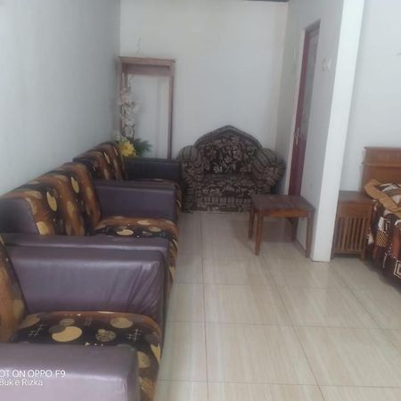 Warung Rizka Apartamento Probolinggo Exterior foto