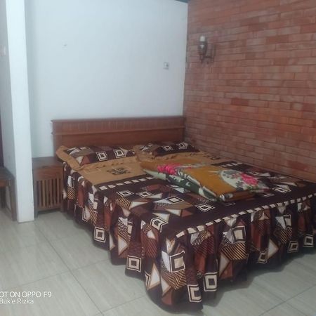 Warung Rizka Apartamento Probolinggo Exterior foto